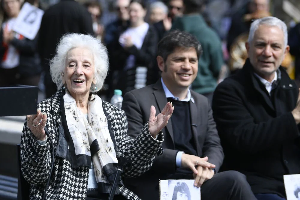 la-presidenta-abuelas-plaza-mayo-estela-carlotto-el-gobernador-bonaerense-axel-kicillof-y-el-intendente-la-plata-julio-alak