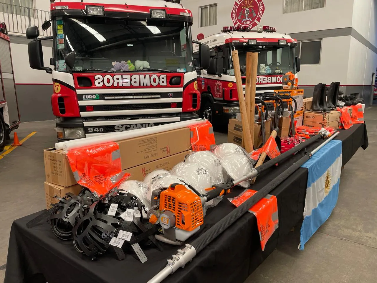 Entrega-equipamiento-a-Bomberos-y-Defensa-Civil-10